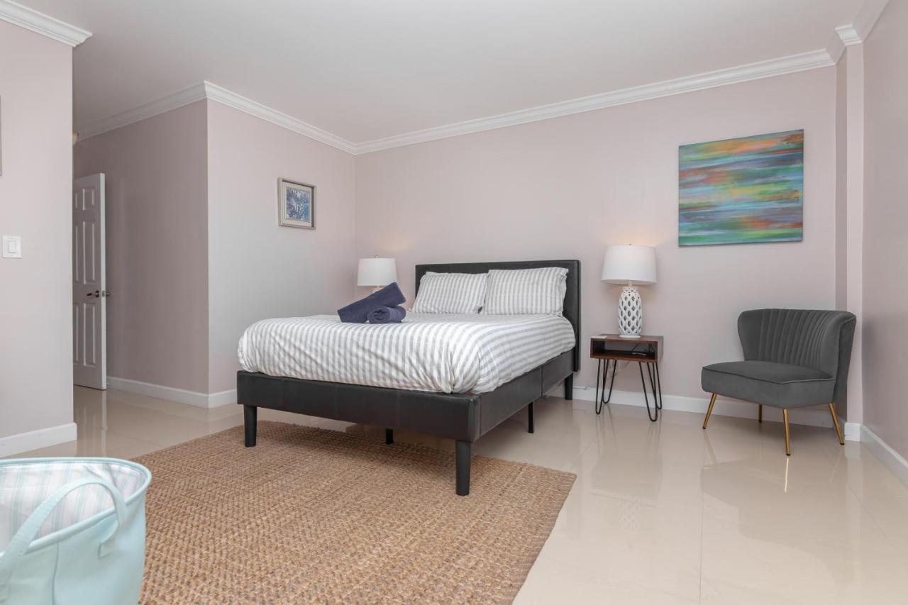 Bright With Balcony And Nice View - 2br 1ba Apartment *