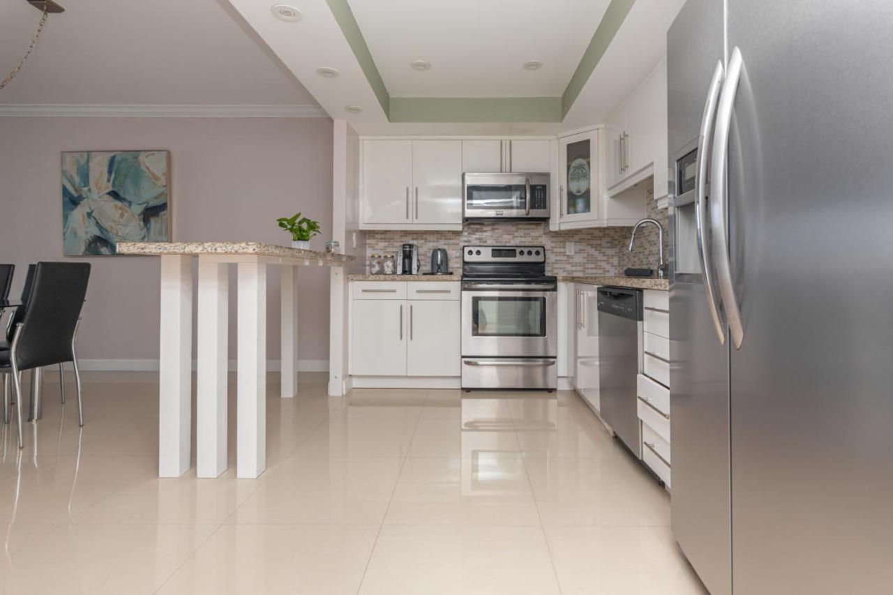 Bright With Balcony And Nice View - 2br 1ba Apartment *
