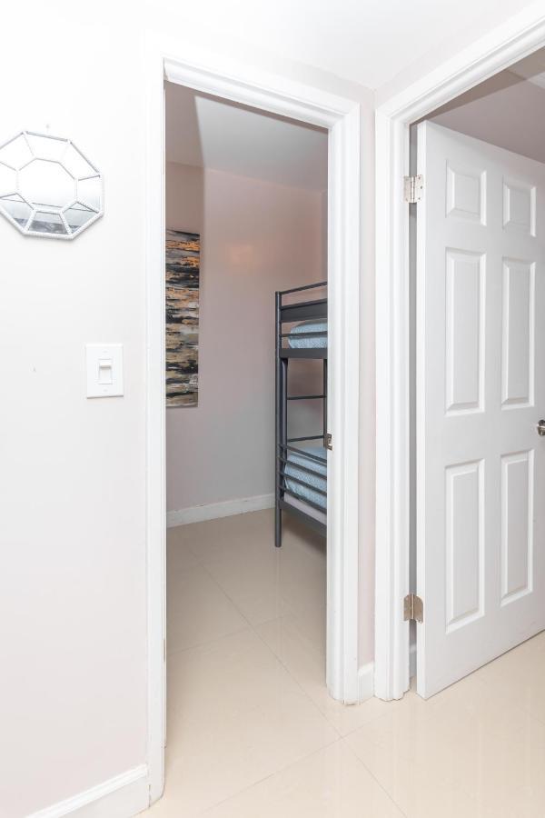 Bright With Balcony And Nice View - 2br 1ba Apartment *